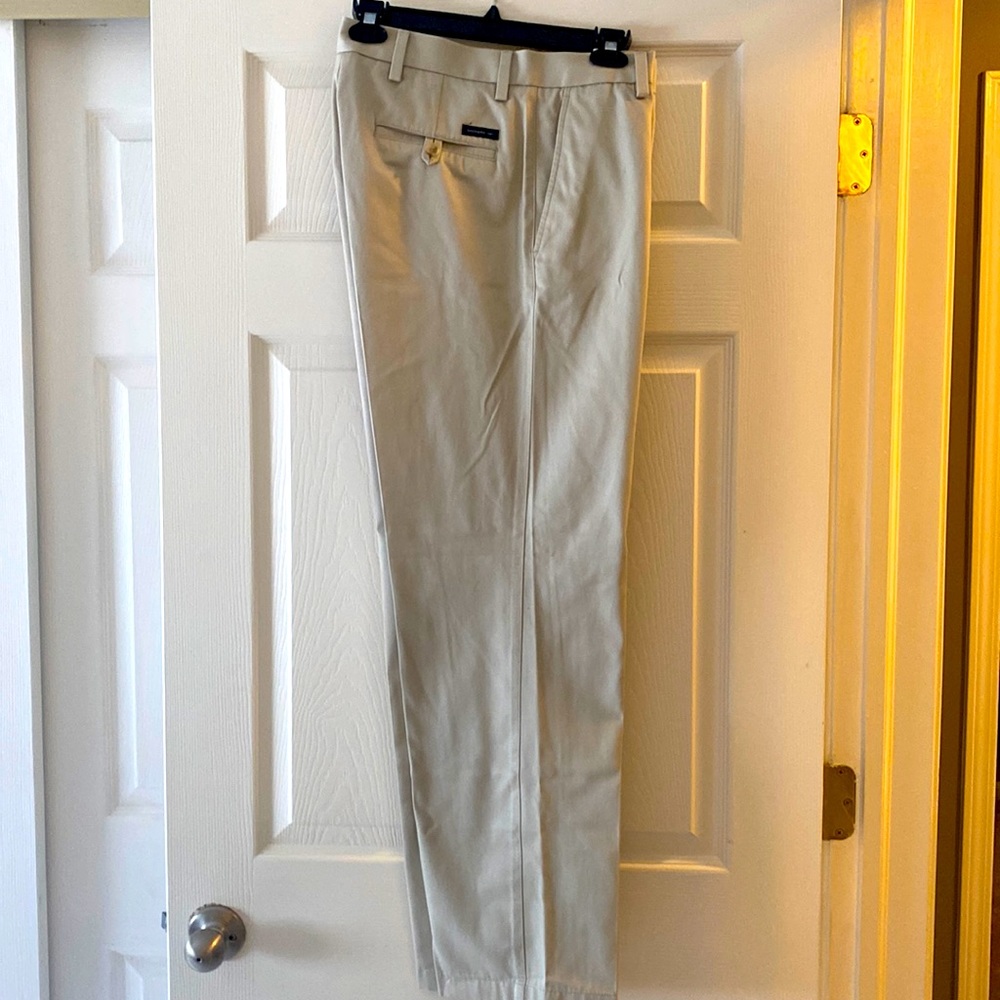 Dockers classic D3 khakis, 32 x 32, flat front, straight leg